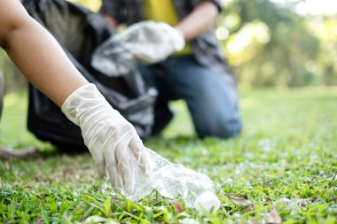 Çöp toplama, gönüllü ekip plastik şişeleri toplayacak, çöpleri parkları temizlemek, kirlilikten kaçınmak, çevreye ve ekosisteme dost olmak için siyah çöp torbalarına koyacak..