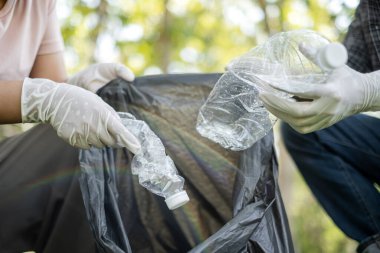 Çöp toplama, gönüllü ekip plastik şişeleri toplayacak, çöpleri parkları temizlemek, kirlilikten kaçınmak, çevreye ve ekosisteme dost olmak için siyah çöp torbalarına koyacak..