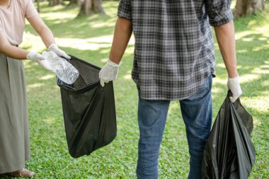 Çöp toplama, gönüllü ekip plastik şişeleri toplayacak, çöpleri parkları temizlemek, kirlilikten kaçınmak, çevreye ve ekosisteme dost olmak için siyah çöp torbalarına koyacak..