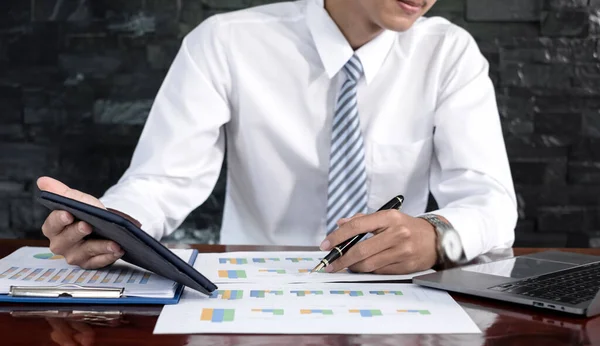 Zakenman Hand Zit Aan Hun Bureau Berekent Financiële Grafieken Met — Stockfoto