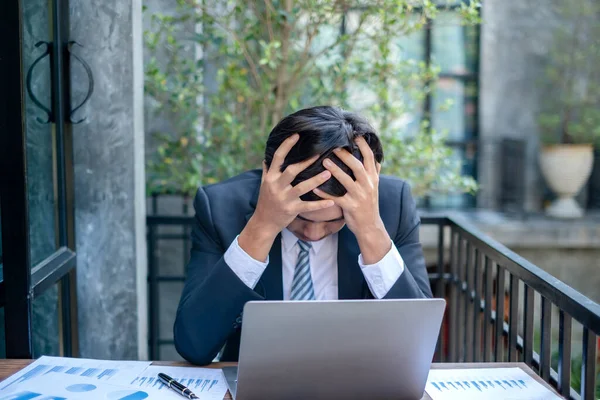 Trabalhadores Asiáticos Sentem Estressados Cansados Trabalho Enxaquecas Trabalho Duro Enquanto — Fotografia de Stock