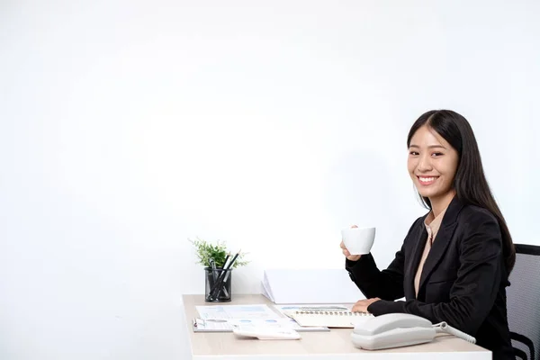 Mujer Negocios Asiática Que Trabaja Portátil Con Sonrisa Alegre Feliz —  Fotos de Stock