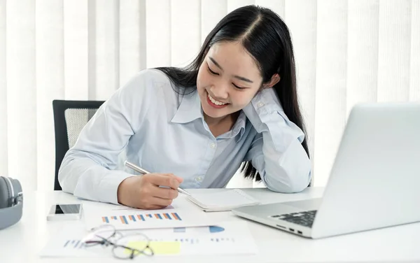 Asiatische Geschäftsfrauen Sitzen Ihren Schreibtischen Und Berechnen Finanzgrafiken Die Ergebnisse — Stockfoto