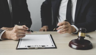 Erkek avukatlar ya da bir yargıç müvekkillere yargı adaleti ve kovuşturma konusunda danışmanlık yapıyor. Teraziler, hakimler tokmak, hukuki hizmet kavramı.