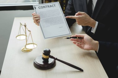 Erkek avukatlar ya da bir yargıç müvekkillere yargı adaleti ve kovuşturma konusunda danışmanlık yapıyor. Teraziler, hakimler tokmak, hukuki hizmet kavramı.