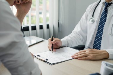 Hastaları tedavi eden erkek doktorlar fiziksel muayeneden sonra sonuçları dinlemek, tıbbi bilgileri açıklamak ve hastalığı teşhis etmek için randevu alırlar. Tıbbi kavramlar ve sağlık.