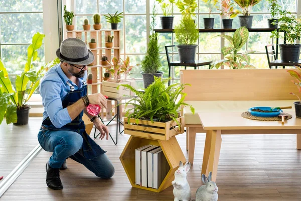 Bıyıklı, yaşlı ve yakışıklı bir adam ağaç bakımıyla mutlu olur. Evde bahçıvanlık hobisi. Emeklilikten sonra mutlu yaşamak. Doğa ve çevre kavramları.