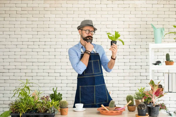 Ein Älterer Gutaussehender Mann Mit Schnurrbart Und Brille Ist Mit — Stockfoto