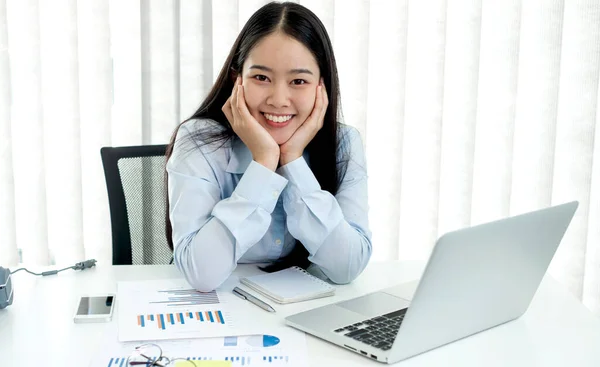 Азиатка Успешная Улыбающаяся Деловая Женщина Сидящая Офисе — стоковое фото
