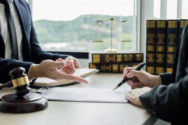 Erkek avukatlar ya da bir yargıç müvekkillere yargı adaleti ve kovuşturma konusunda danışmanlık yapıyor. Teraziler, hakimler tokmak, hukuki hizmet kavramı.