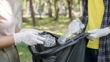 Çöp toplama, gönüllü ekip plastik şişeleri toplayacak, çöpleri parkları temizlemek, kirlilikten kaçınmak, çevreye ve ekosisteme dost olmak için siyah çöp torbalarına koyacak..