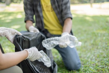 Çöp toplama, gönüllü ekip plastik şişeleri toplayacak, çöpleri parkları temizlemek, kirlilikten kaçınmak, çevreye ve ekosisteme dost olmak için siyah çöp torbalarına koyacak..