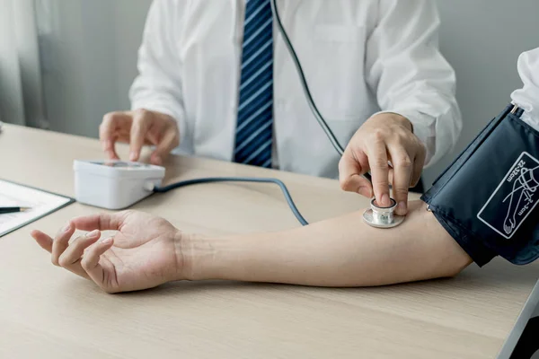 Medici Dell Uomo Hanno Misurato Pressione Sanguigna Paziente Esaminato Battito — Foto Stock