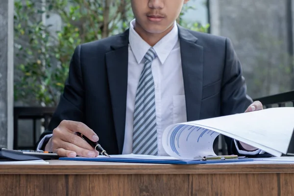 Jonge Aziatische Zakenman Financiële Markt Analist Zit Aan Hun Bureau — Stockfoto