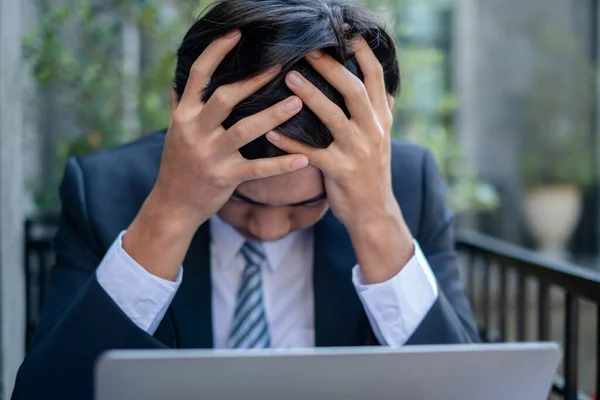 Arbetande Asiatiska Män Känner Sig Stressade Trötta Från Arbetet Migrän — Stockfoto