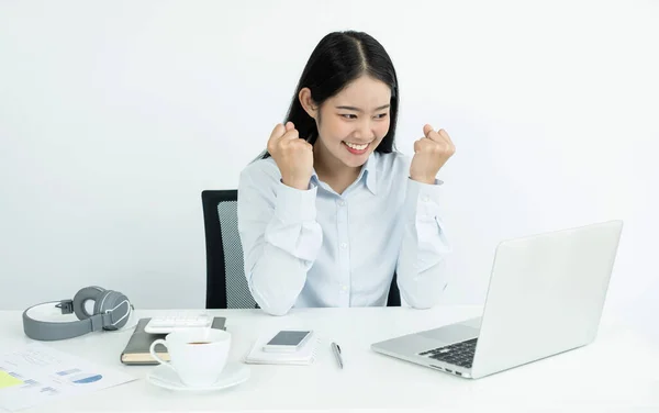 Asiatin Laptop Mit Fröhlich Fröhlichem Erfolgslächeln Bei Der Arbeit Büro — Stockfoto