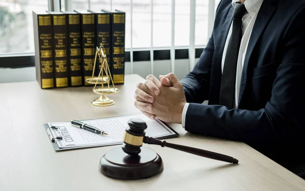 Επαγγελματίες Δικηγόροι Εργάζονται Δικηγορικό Γραφείο Υπάρχουν Κλίμακες Κλίμακες Της Δικαιοσύνης — Φωτογραφία Αρχείου