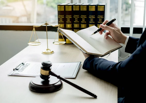 Επαγγελματίες Δικηγόροι Εργάζονται Δικηγορικό Γραφείο Υπάρχουν Κλίμακες Κλίμακες Της Δικαιοσύνης — Φωτογραφία Αρχείου