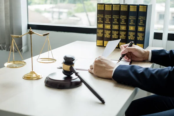 弁護士は法律事務所で働いています規模 司法の規模 裁判官のギャベル および訴訟文書があります 法と正義の概念 — ストック写真