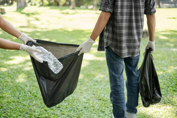 Çöp toplama, gönüllü ekip plastik şişeleri toplayacak, çöpleri parkları temizlemek, kirlilikten kaçınmak, çevreye ve ekosisteme dost olmak için siyah çöp torbalarına koyacak..
