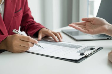 İş adamlarının bir özgeçmişi var ve iş görüşmeleri için iş başvurularıyla konuşuyorlar. Kariyerleri ve şirketteki kişisel geçmişleri hakkında. İşe alım kavramları.