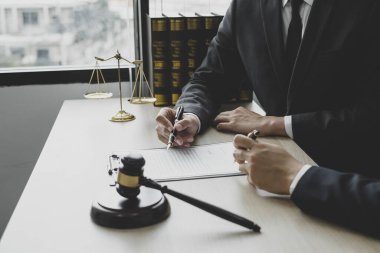 Erkek avukatlar ya da bir yargıç müvekkillere yargı adaleti ve kovuşturma konusunda danışmanlık yapıyor. Teraziler, hakimler tokmak, hukuki hizmet kavramı.