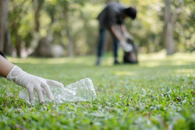 Çöp toplama, gönüllü ekip plastik şişeleri toplayacak, çöpleri parkları temizlemek, kirlilikten kaçınmak, çevreye ve ekosisteme dost olmak için siyah çöp torbalarına koyacak..