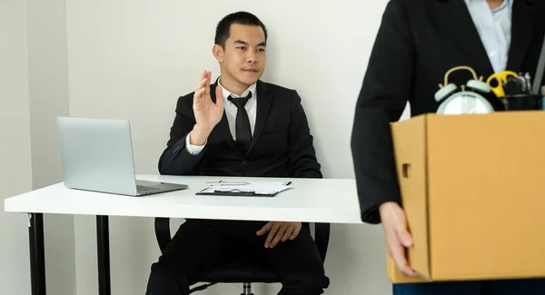 Een Vrouwelijke Kantoormedewerker Niet Blij Met Het Ontslag Van Een — Stockfoto