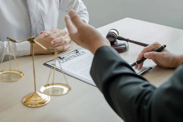 Een Man Advocaat Een Rechter Counseling Klanten Justitie Vervolging Met — Stockfoto