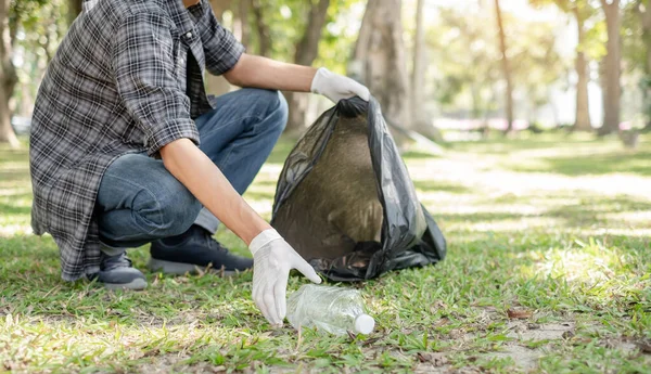 Adamın elleri plastik şişeleri topluyor, çöpleri siyah çöp torbalarına doldurup parkları temizliyor, kirlilikten kaçınıyor, çevreye ve ekosisteme dost oluyor..