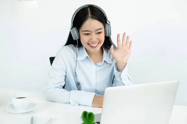 Videoanruf Eine Junge Asiatin Mit Kopfhörer Kommuniziert Online Video Über — Stockfoto