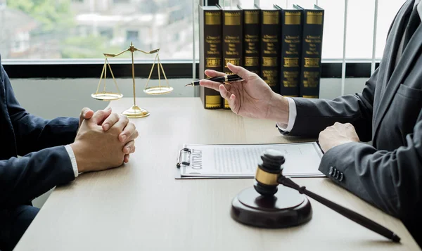 Άνδρες Δικηγόροι Ένας Δικαστής Συμβουλεύει Τους Πελάτες Σχετικά Δικαστική Δικαιοσύνη — Φωτογραφία Αρχείου