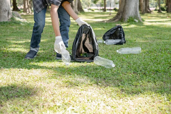 Adamın elleri plastik şişeleri topluyor, çöpleri siyah çöp torbalarına doldurup parkları temizliyor, kirlilikten kaçınıyor, çevreye ve ekosisteme dost oluyor..