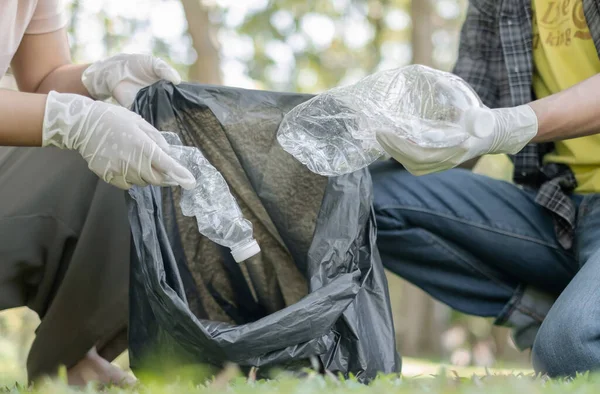 Çöp toplama, gönüllü ekip plastik şişeleri toplayacak, çöpleri parkları temizlemek, kirlilikten kaçınmak, çevreye ve ekosisteme dost olmak için siyah çöp torbalarına koyacak..