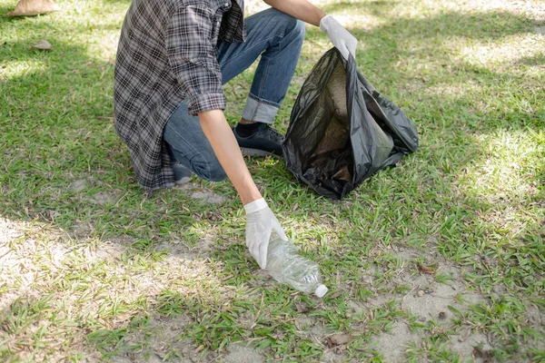 Adamın elleri plastik şişeleri topluyor, çöpleri siyah çöp torbalarına doldurup parkları temizliyor, kirlilikten kaçınıyor, çevreye ve ekosisteme dost oluyor..