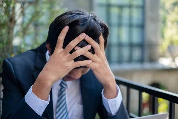 일하는 아시아 남자들 은일때문에 스트레스를 피곤하고 사무실에서 일하는 느낀다 — 스톡 사진