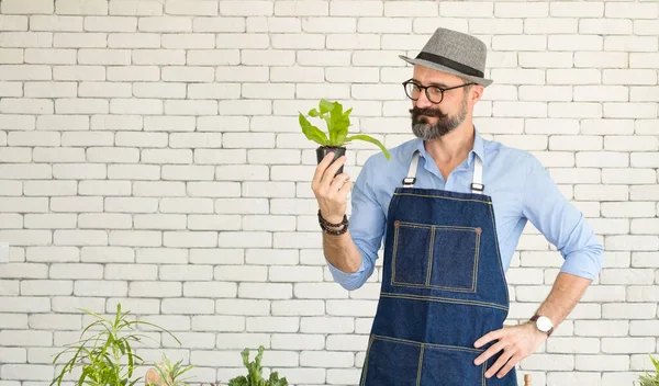 Ein Älterer Gutaussehender Mann Mit Schnurrbart Und Brille Ist Mit — Stockfoto