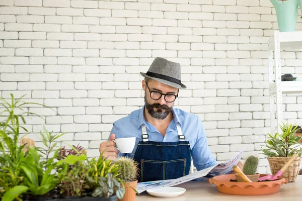 Bıyıklı, yaşlı ve yakışıklı bir adam ağaç bakımıyla mutlu olur. Evde bahçıvanlık hobisi. Emeklilikten sonra mutlu yaşamak. Doğa ve çevre kavramları.