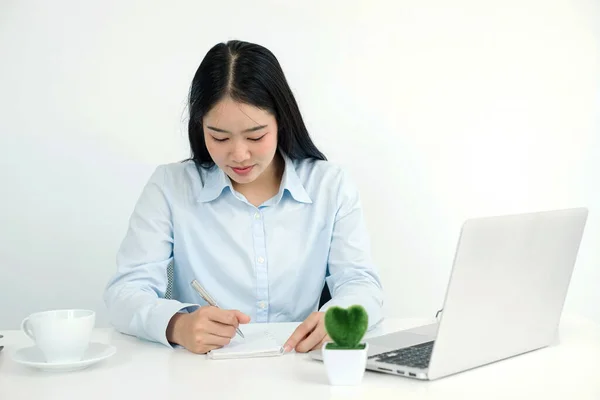 Mulher Asiática Trabalhando Laptop Empresária Sorridente Bem Sucedida Sentada Trabalhando — Fotografia de Stock
