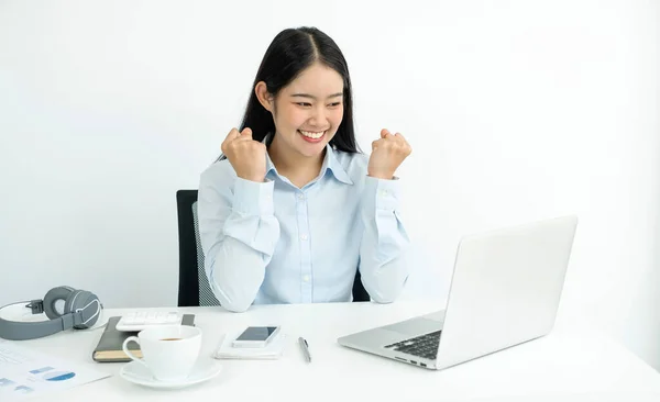 Азиатка Работающая Ноутбуке Веселой Радостной Улыбкой Успеха Работе Офисе — стоковое фото