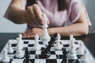 Hareket eden iş kadını eli, rekabetteki satranç liderlik, takipçiler ve ticari başarı stratejilerini gösteriyor.