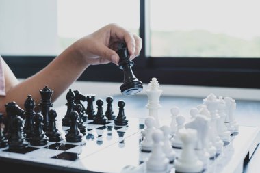 Hareket eden iş kadını eli, rekabetteki satranç liderlik, takipçiler ve ticari başarı stratejilerini gösteriyor.