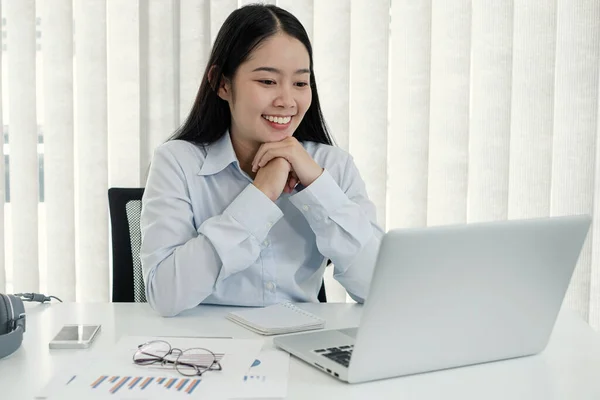 Азиатка Работает Ноутбуке Успешная Улыбающаяся Деловая Женщина Сидящая Офисе — стоковое фото