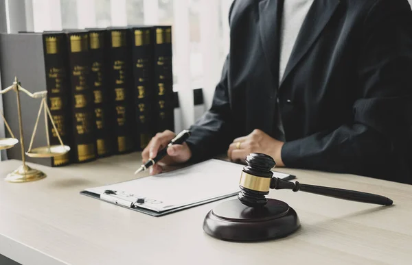 Επαγγελματίες Δικηγόροι Εργάζονται Ένα Δικηγορικό Γραφείο Υπάρχουν Κλίμακες Κλίμακες Της — Φωτογραφία Αρχείου