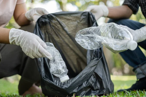 Çöp toplama, gönüllü ekip plastik şişeleri toplayacak, çöpleri parkları temizlemek, kirlilikten kaçınmak, çevreye ve ekosisteme dost olmak için siyah çöp torbalarına koyacak..