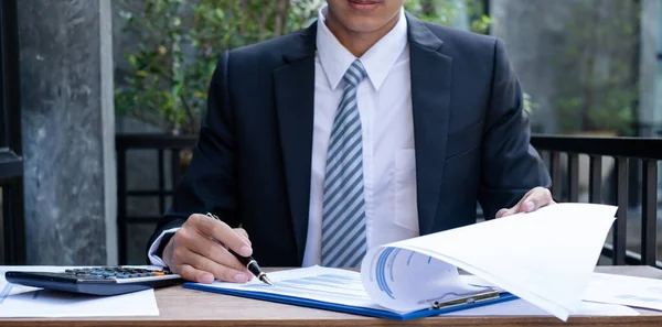 Joven Analista Del Mercado Financiero Negocios Sienta Sus Escritorios Calcula — Foto de Stock