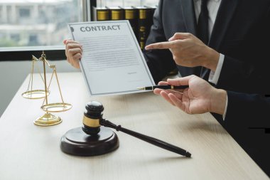 Erkek avukatlar ya da bir yargıç müvekkillere yargı adaleti ve kovuşturma konusunda danışmanlık yapıyor. Teraziler, hakimler tokmak, hukuki hizmet kavramı.