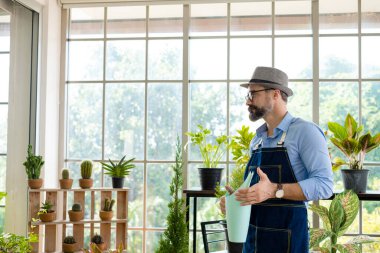 Bıyıklı, yaşlı ve yakışıklı bir adam ağaç bakımıyla mutlu olur. Evde bahçıvanlık hobisi. Emeklilikten sonra mutlu yaşamak. Doğa ve çevre kavramları.