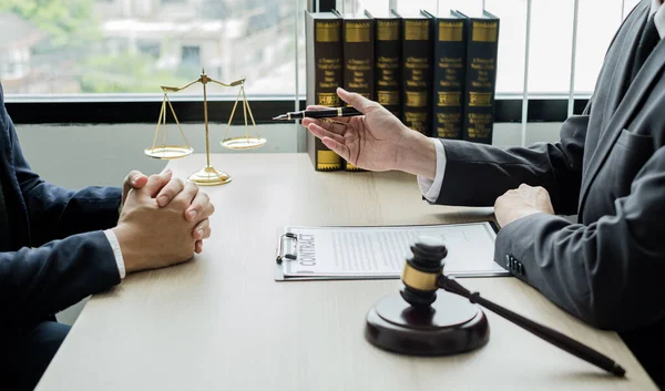 Mannelijke Advocaten Een Rechter Die Cliënten Adviseert Justitie Vervolging Met — Stockfoto