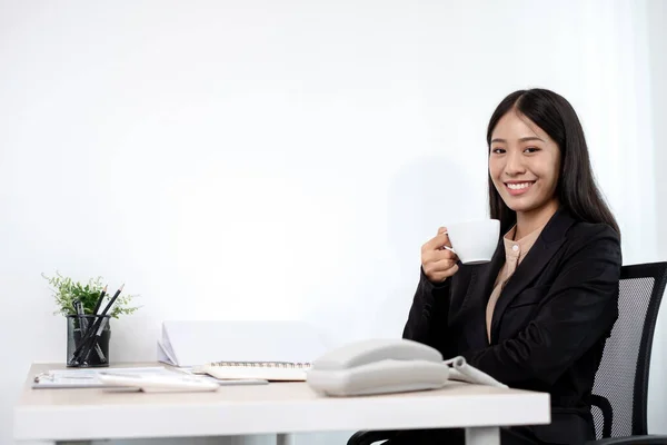 Asiatisk Affärskvinna Arbetar Bärbar Dator Med Ett Glatt Och Glatt — Stockfoto